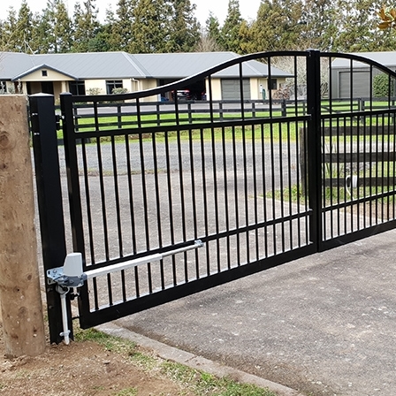 Mesin Otomatis Pintu Gerbang Swing di Bali